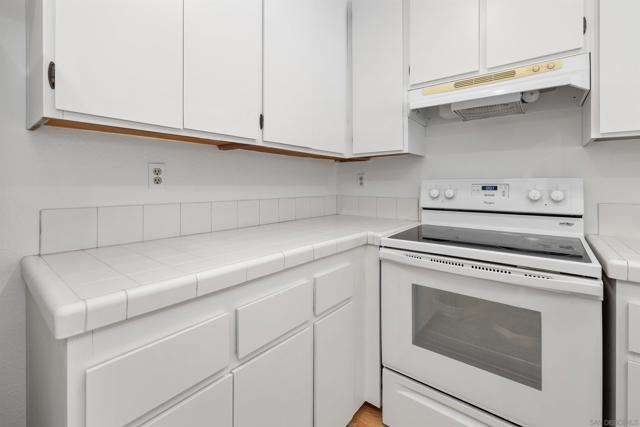 9120 GRAMERCY DR, San Diego CA: https://media.crmls.org/mediaz/dbaf61d2-dc27-4585-b15e-73a0874cd9b3.jpg