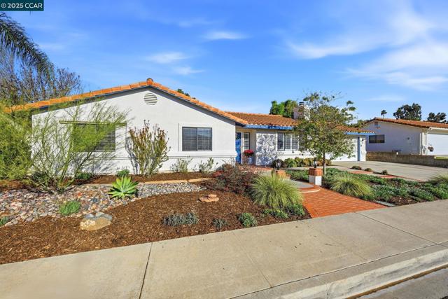 304 Lion Valley Rd, Escondido CA: https://media.crmls.org/mediaz/dbb0221a-f8dd-4038-b05f-d05d27d3662b.jpg