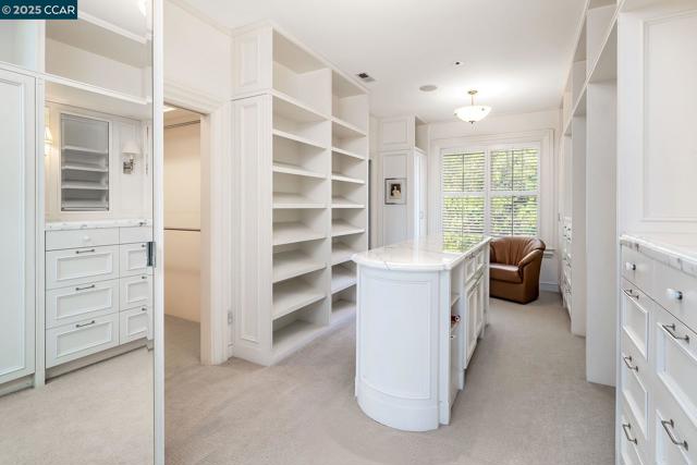 25 Crocker Ave, Piedmont CA: https://media.crmls.org/mediaz/dbb12cad-5773-4c66-a5d3-3e82fb69f504.jpg