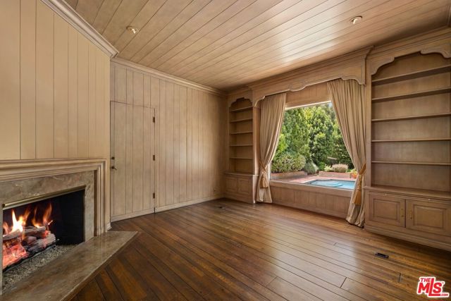 1029 Chevy Chase Drive, Beverly Hills CA: https://media.crmls.org/mediaz/dbb1c1ba-fe16-449f-823a-6837d6d03ce0.jpg