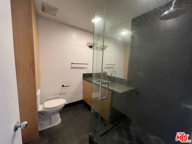 555 Rose Avenue, Venice CA: https://media.crmls.org/mediaz/dbb383b2-456b-413d-9436-0e41504c36c4.jpg