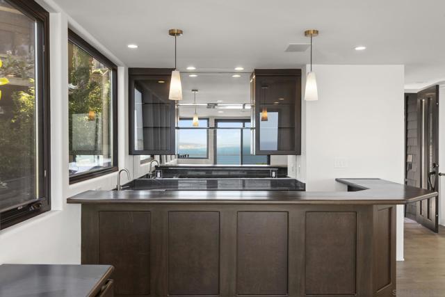 1846 Castellana Rd, La Jolla CA: https://media.crmls.org/mediaz/dbb60ccb-9c33-4f12-8a80-0417b156ab93.jpg