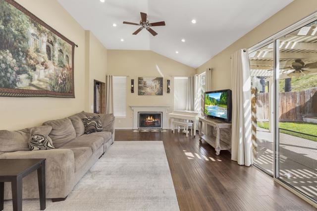 838 Masters Dr, Oceanside CA: https://media.crmls.org/mediaz/dbb667ff-2025-4708-92bd-964860ca2e2d.jpg