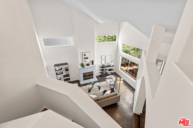 4744 Norwich Avenue, Sherman Oaks CA: https://media.crmls.org/mediaz/dbb66fd9-1de0-472c-bcc0-fb5c3fc93934.jpg