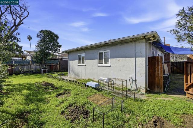 1990 Sunshine Dr, Concord CA: https://media.crmls.org/mediaz/dbb6d0fe-deaa-499e-8fc8-52801da49803.jpg