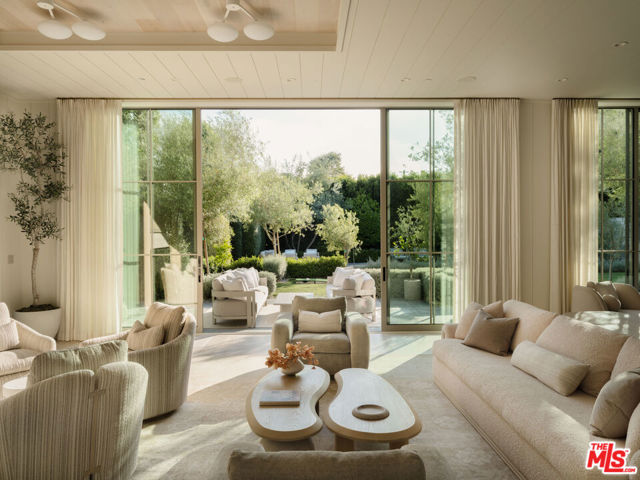 127 S Burlingame Avenue, Los Angeles CA: https://media.crmls.org/mediaz/dbb77484-c21d-4595-9fb5-4bcff11b1447.jpg