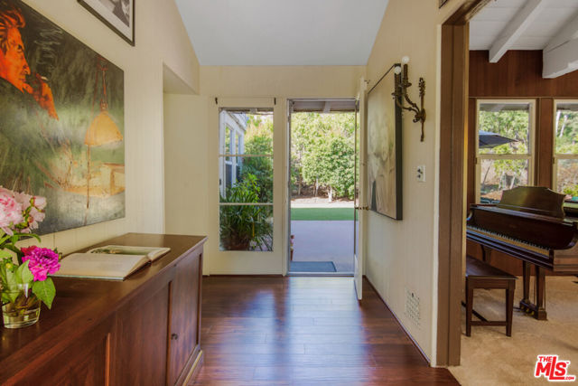 7917 Woodrow Wilson Drive, Los Angeles CA: https://media.crmls.org/mediaz/dbb8624b-8837-444c-aeae-1687c7c7e631.jpg