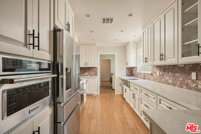 14212 Leadwell Street photo 11