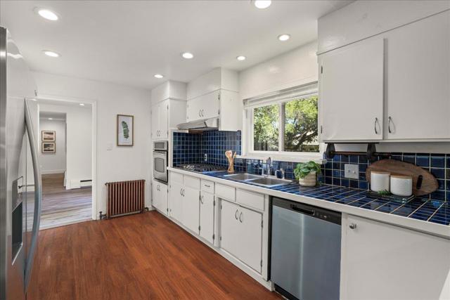 12272 Windsor Court, Los Altos Hills CA: https://media.crmls.org/mediaz/dbb98d05-c382-4ad6-b48b-e192e83a107e.jpg