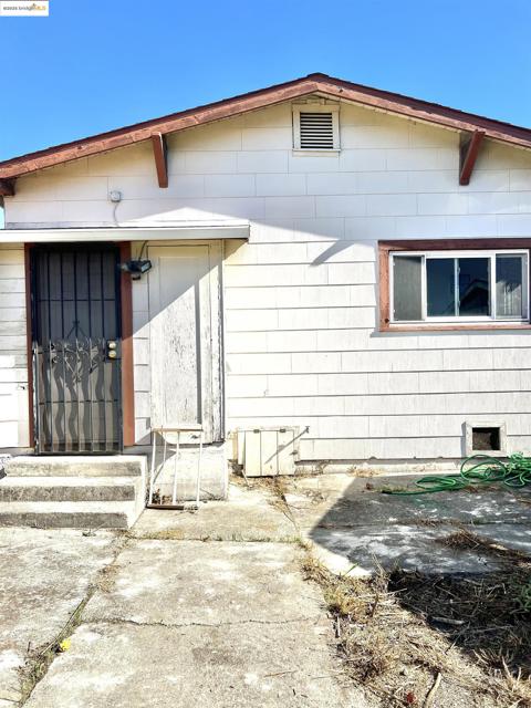 9719 Holly St, Oakland CA: https://media.crmls.org/mediaz/dbb9e91b-8cf7-45e3-941d-311e9ebc9532.jpg
