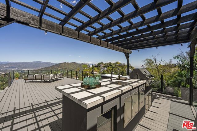 7308 Pacific View Drive, Los Angeles CA: https://media.crmls.org/mediaz/dbba5072-4cc8-4cbf-97d5-c818c1aa0ec8.jpg