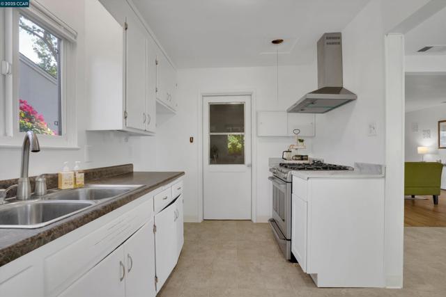 2968 Glenside Dr, Concord CA: https://media.crmls.org/mediaz/dbbaf612-c9a7-4dc6-8c07-98787e9810f5.jpg