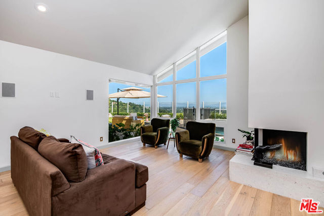 11671 Dona Alicia Place, Studio City CA: https://media.crmls.org/mediaz/dbbbedc6-e7e2-4344-997e-09f87450fe5b.jpg