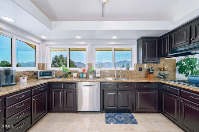 2207 Terra Bella Lane, Camarillo CA: https://media.crmls.org/mediaz/dbbf0ee8-d44c-4a95-9518-5ed6140f462d.jpg