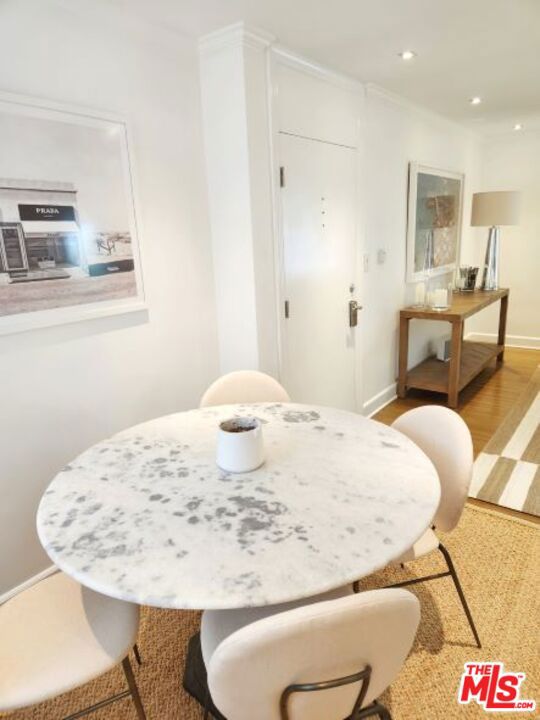 130 132 D San Vicente Boulevard, Santa Monica CA: https://media.crmls.org/mediaz/dbbf346e-8804-4161-b595-c76e6f367615.jpg