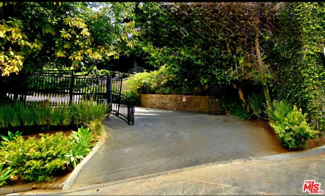 1782 Viewmont Drive, Los Angeles CA: https://media.crmls.org/mediaz/dbbff2d9-1ca1-4b2e-804a-965d7dadeec0.jpg
