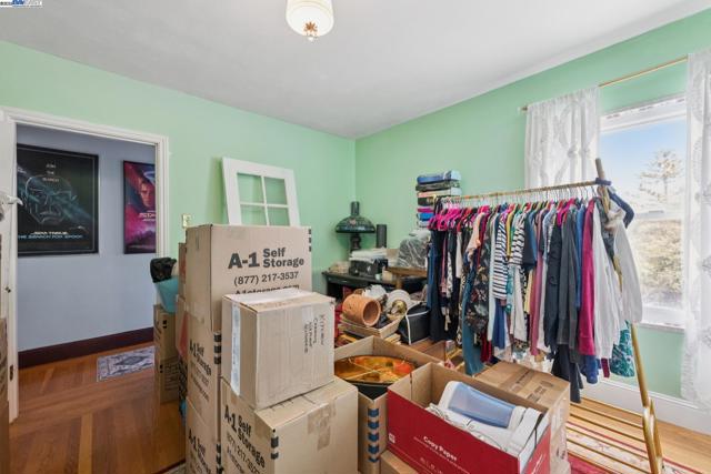 658 30Th Ave, San Francisco CA: https://media.crmls.org/mediaz/dbc093c9-2ec4-4137-960f-b0d225020eea.jpg