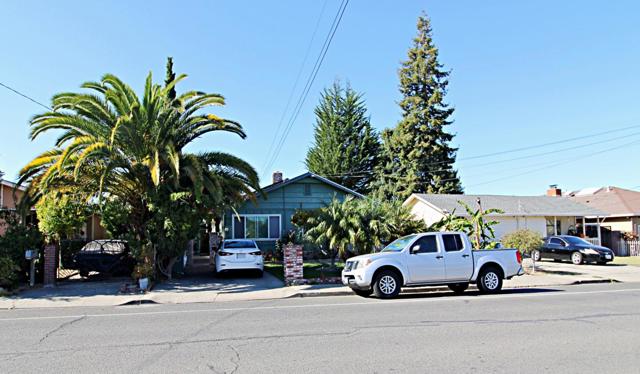 657 2nd Avenue, Redwood City CA: https://media.crmls.org/mediaz/dbc1486f-fb11-43eb-a8bc-80a1813d96dd.jpg