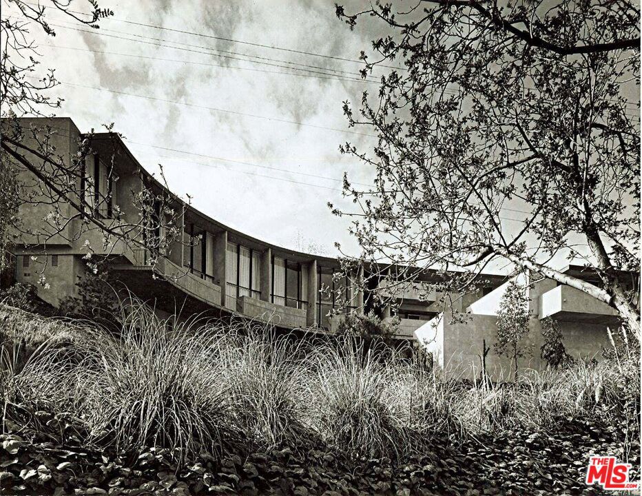 https://media.crmls.org/mediaz/dbc1a3f2-5ad2-47f4-800b-3526316d0274.jpg?preset=X-Large