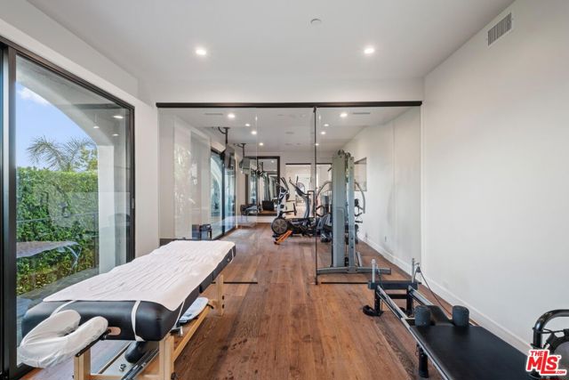 4733 Bonvue Avenue, Los Angeles CA: https://media.crmls.org/mediaz/dbc34499-ab51-468e-80f3-2e9800e634df.jpg