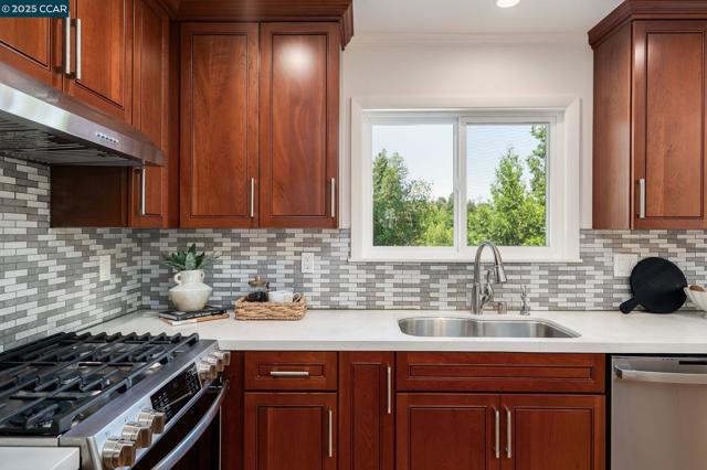 3402 Goyak Dr, Lafayette CA: https://media.crmls.org/mediaz/dbc3756a-b8af-47db-b1e3-574fbb0df3ef.jpg