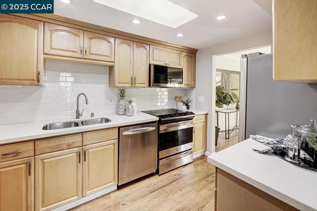 2424 Tice Creek Dr., Walnut Creek CA: https://media.crmls.org/mediaz/dbc464a9-dc46-42a9-a14f-dc6b72951682.jpg