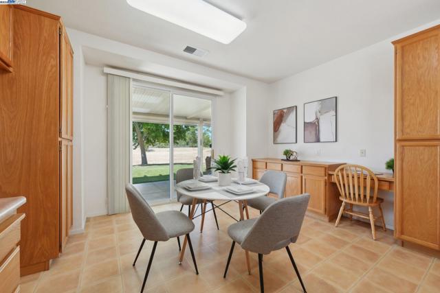 491 Central Park Pl, Brentwood CA: https://media.crmls.org/mediaz/dbc4713b-b86d-40b6-9ec9-3ce53b44e632.jpg