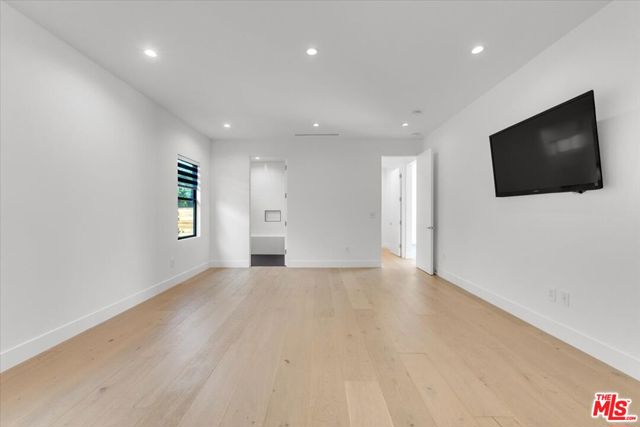 5456 Hazeltine Avenue, Sherman Oaks CA: https://media.crmls.org/mediaz/dbc52752-4507-4046-9722-a692b32b53e0.jpg