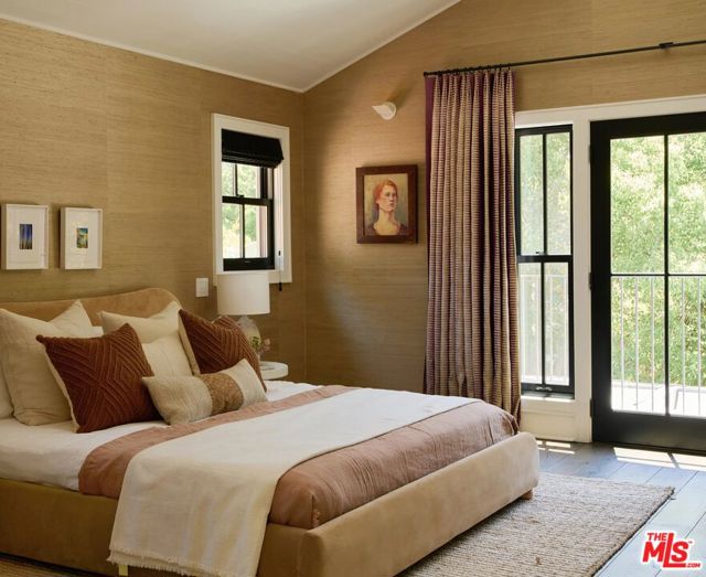 3949 Dixie Canyon Avenue, Sherman Oaks CA: https://media.crmls.org/mediaz/dbc52adb-a352-41c1-aba9-b284ddf02acc.jpg