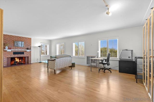 2205 Locust St, San Diego CA: https://media.crmls.org/mediaz/dbc5e335-e6cd-4fa0-88e9-1a6833b8efbb.jpg