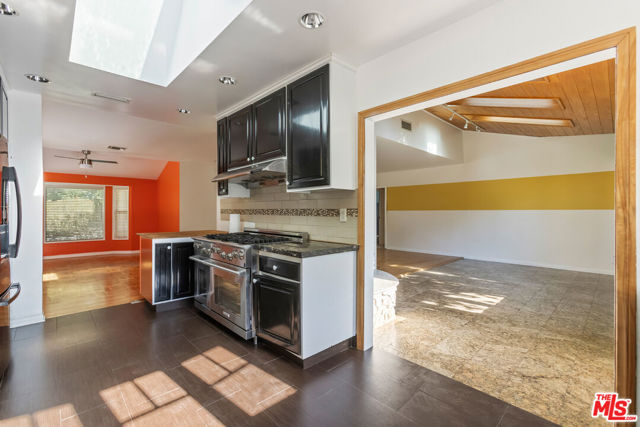7225 Forbes Avenue, Lake Balboa CA: https://media.crmls.org/mediaz/dbc7640c-e8a6-434c-8572-3dd0a8e38609.jpg