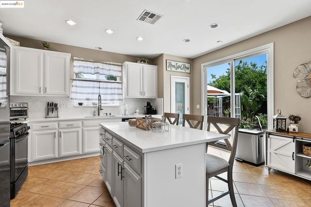 150 Ridge Crest Ct, Oakley CA: https://media.crmls.org/mediaz/dbc78234-fa7f-4579-80fb-0df4d8f49b40.jpg