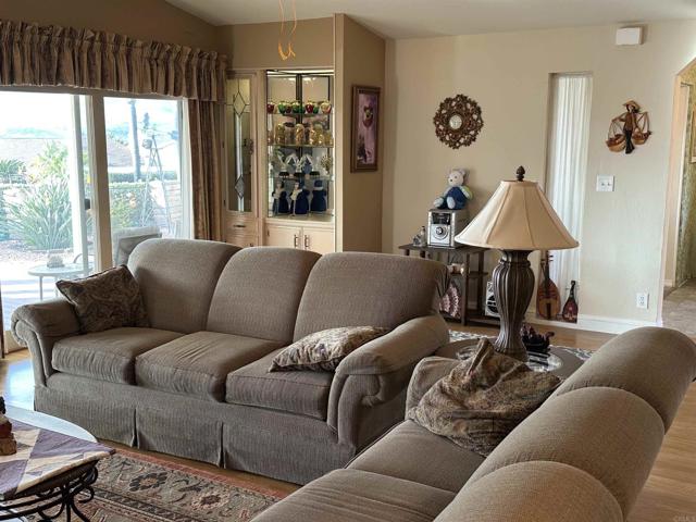 Detail Gallery Image 7 of 44 For 5252 Harvest Ct, Oceanside,  CA 92057 - 3 Beds | 2 Baths