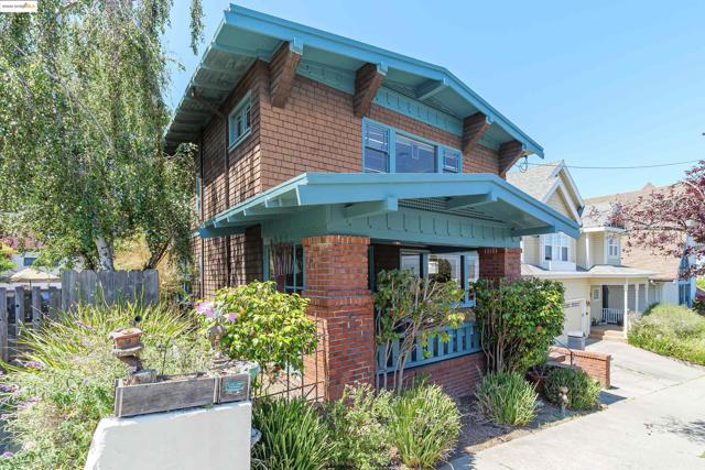 318 Washington Avenue, Richmond CA: https://media.crmls.org/mediaz/dbc906f0-c90c-4ae7-9525-593e59757ee4.jpg