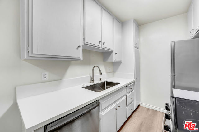 824 Maple Street photo 3
