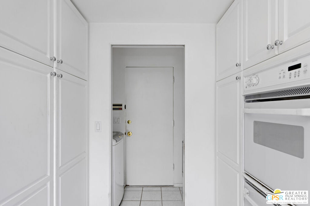 https://media.crmls.org/mediaz/dbc93a4a-128e-4369-b869-718b8ed4c7e5.jpg?preset=X-Large
