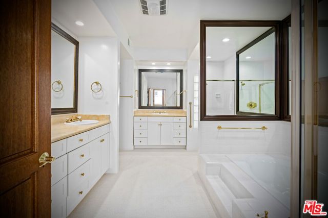 15500 W Sunset Boulevard, Pacific Palisades CA: https://media.crmls.org/mediaz/dbc9d74e-26e9-4033-995e-e3c7225fb45b.jpg