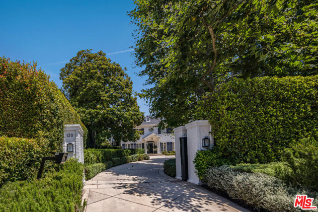 130 S Cliffwood Avenue, Los Angeles CA: https://media.crmls.org/mediaz/dbcb9dcc-aa26-41d6-bacb-586df7182894.jpg