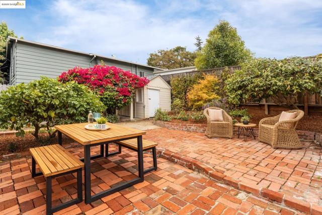 2941 Madeline St, Oakland CA: https://media.crmls.org/mediaz/dbcbb6b9-4081-41f5-bf25-5c3818796feb.jpg