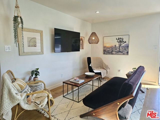 17 Sunset Avenue, Venice CA: https://media.crmls.org/mediaz/dbccb837-8f80-45f5-9393-90bbdfbb9688.jpg