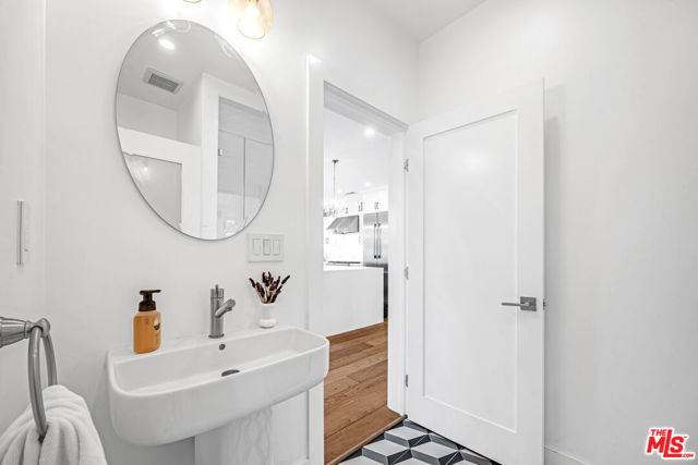 4841 Minden Place, Los Angeles CA: https://media.crmls.org/mediaz/dbce15a0-00b7-44db-bb08-8f70104f33a3.jpg