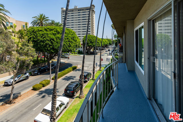 123 California Avenue, Santa Monica CA: https://media.crmls.org/mediaz/dbce79dc-593f-4dfe-8c8b-22dda368f06a.jpg