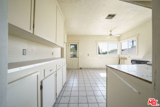 4804 La Canada Boulevard, La Canada Flintridge CA: https://media.crmls.org/mediaz/dbcec4ea-5f86-4f7a-8348-b3b0ec10d30a.jpg