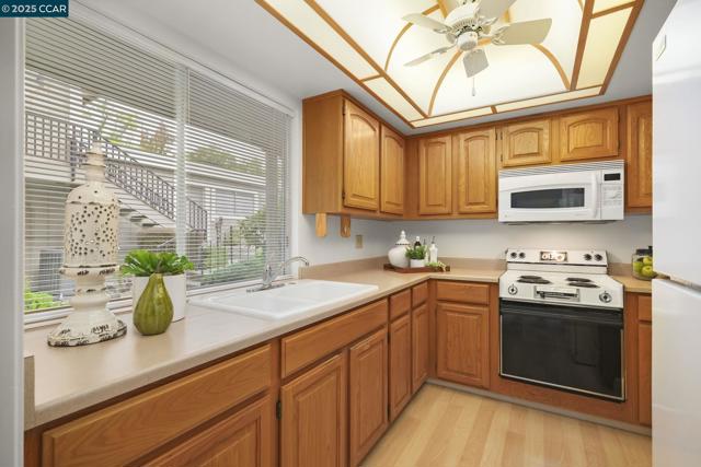 975 Terra California Dr, Walnut Creek CA: https://media.crmls.org/mediaz/dbcef592-506f-46bf-8177-1769de361ad3.jpg