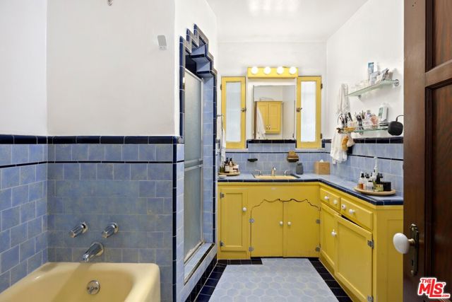 1118 S Crescent Heights Boulevard, Los Angeles CA: https://media.crmls.org/mediaz/dbcef668-722f-465d-8192-b51ab2c1dc2a.jpg