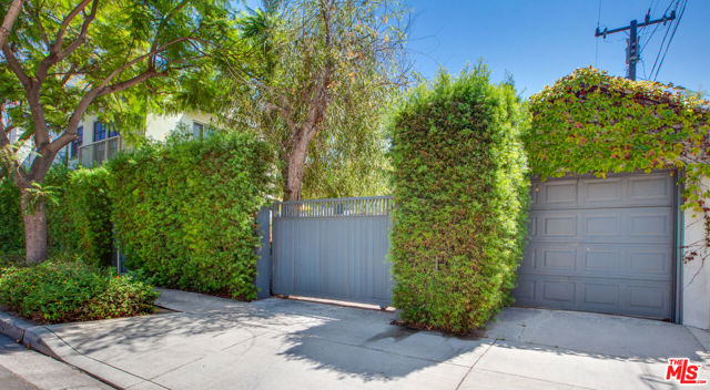449 Westbourne Drive, West Hollywood CA: https://media.crmls.org/mediaz/dbcf16bc-620c-496d-be02-1c4b0883dfca.jpg