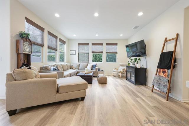 712 Gemstone Dr, San Marcos CA: https://media.crmls.org/mediaz/dbd0e519-95d0-4907-90c7-571bbc56d084.jpg