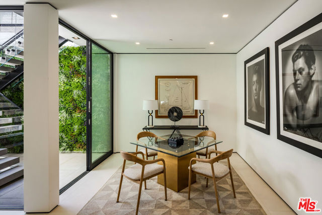 137 S Wetherly Drive, Beverly Hills CA: https://media.crmls.org/mediaz/dbd1b9a7-0ba7-4549-9d15-20dc7166efc3.jpg