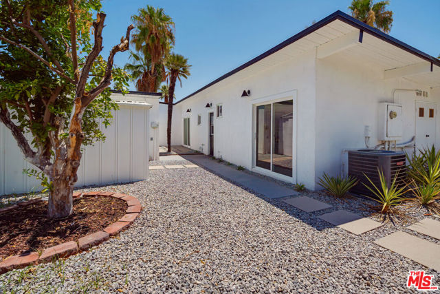 547 N Farrell Drive, Palm Springs CA: https://media.crmls.org/mediaz/dbd2f15b-06fb-4298-81e1-31fa99ae19d6.jpg