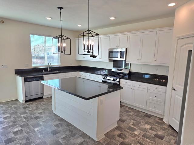 Detail Gallery Image 3 of 35 For 27610 Wendy St, Menifee,  CA 92585 - 4 Beds | 3 Baths